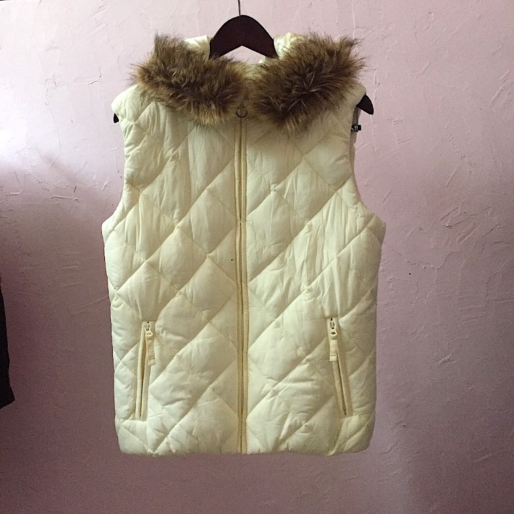 Indira Powder Room Puff Fur Hooded Vest White Zip Up Pockets M Removable Hood